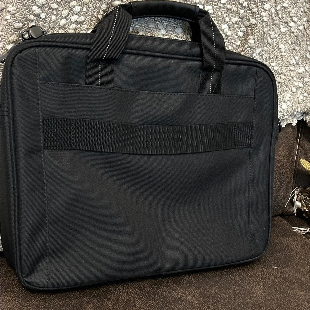Targus Classic Black Laptop Bag - Picture 2 of 3